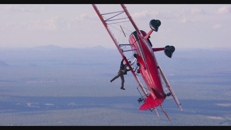 Ничего особенного: Том Круз держится за неуправляемый летящий самолёт на съёмках «Миссии невыполнима 7» (фото)